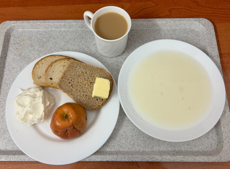 Na zdjęciu znajduje się: Kasza manna na mleku, Kawa zbożowa z mlekiem, Chleb mieszany pszenno-żytni, Chleb graham, Masło extra 82%, Serek homo, Jabłka prażone